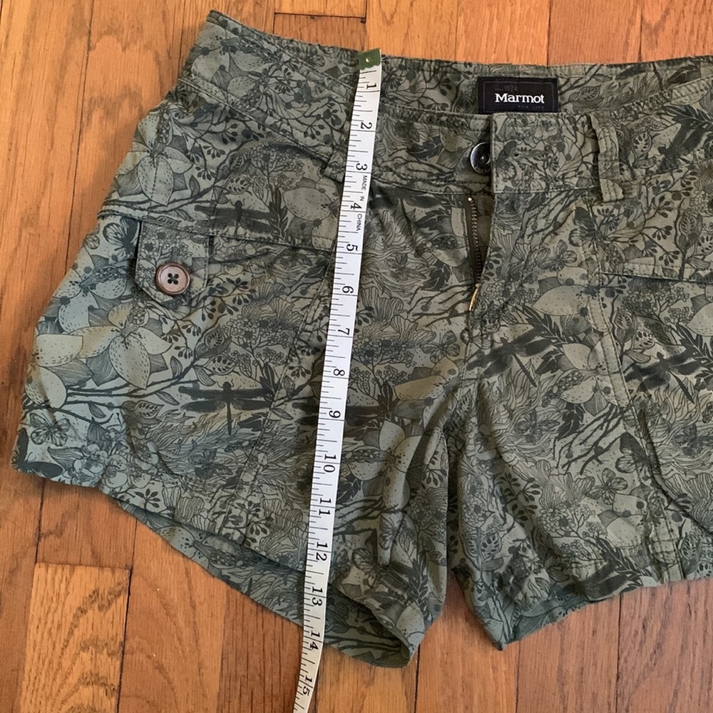 🥾Marmot green print Ginny shorts. Size 4. - Picture 8 of 10